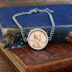 US one cent coin bracelet in a silver-coloured bezel and curb chain; the date on the coin reads 206, not 2016